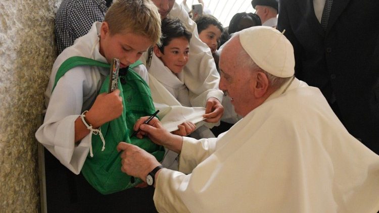 El Papa compartió con los jóvenes monaguillos y monaguillas franceses al final de la audiencia.