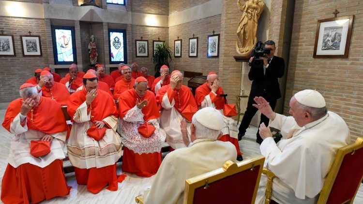 El Papa Francisco visita a Benedicto XVI con los nuevos cardenales