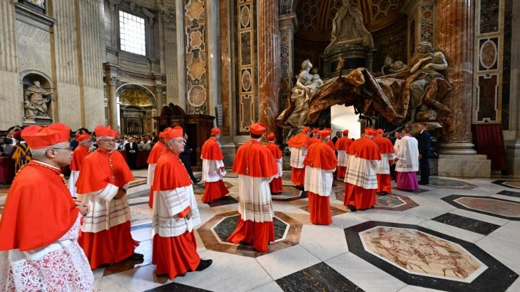 Kardinäle im Petersdom in Rom