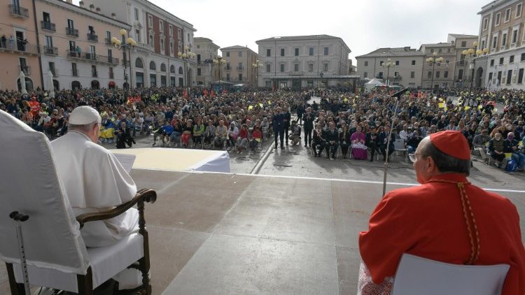 Papa Francesco durante la visita a L'Aquila il 28 agosto 2022