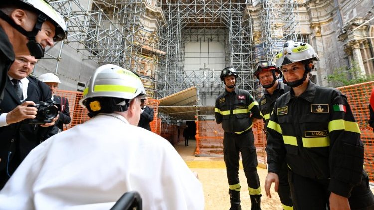 教皇フランシスコ、イタリア中部ラクィラの修復中のカテドラルで　2022年8月28日