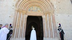 Rito de apertura de la Puerta Santa en la Basílica de Collemaggio durante la Visita Pastoral del Papa Francisco a L'Aquila. (Vatican Media)