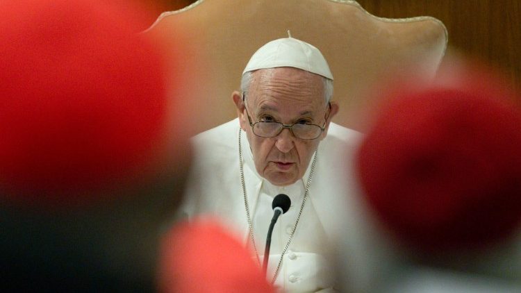 Papa durante a reunião com os cardeais