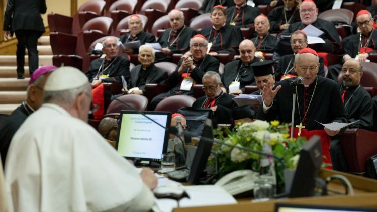 Papież Franciszek z kardynałami podczas nadzwyczajnego konsystorza