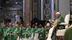 Papież Franciszek podczas Mszy z kardynałami na zakończenie nadzwyczajnego konsystorza