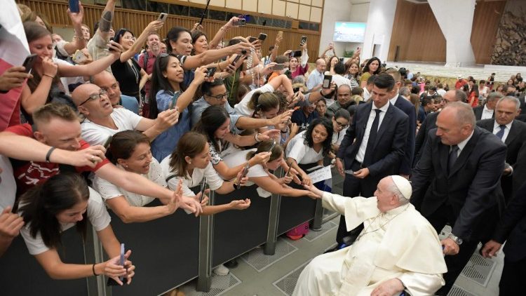 Papež pozdravlja vernike