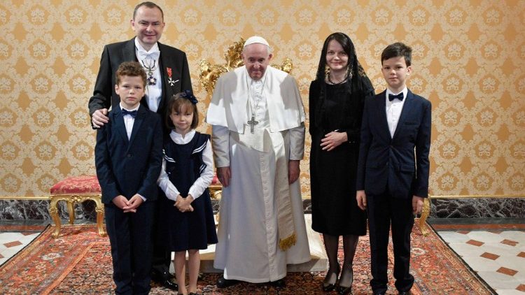 Ojciec Święty z ambasadorem Rzeczypospolitej Polskiej Adamem Kwiatkowskim i jego rodziną