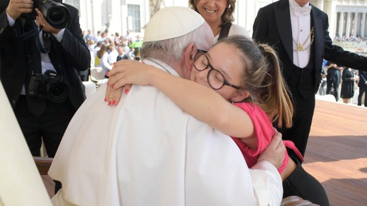 El abrazo de una niña al Papa al final de la Audiencia General