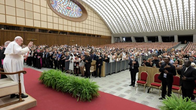Ferenc pápa köszönti a katekéták kongresszusát  
