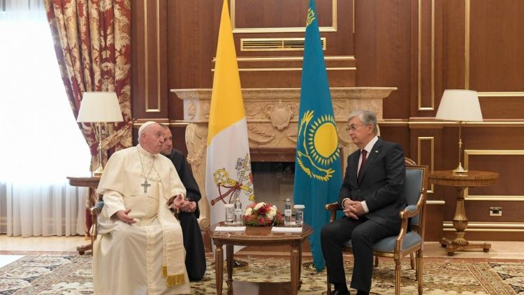 Tổng thống Kazakhstan chào đón Đức Thánh Cha