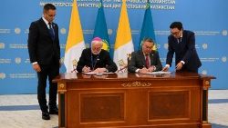 Marrëveshja në Nur-Sulltan nga imzot Paul Gallagher, Sekretar i Vatikanit për Marrëdhëniet me Shtetet, dhe nga zëvendëskryeministri e ministri i Jashtëm i Kazakistanit, Mukhtar Tileuberdi, më 14 shtator 2022