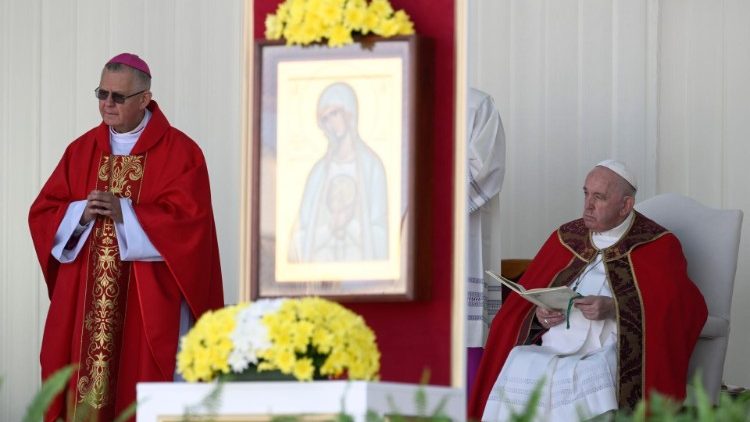 Papa Françesku kremton meshën në Nur-Sultan, Kazakistan