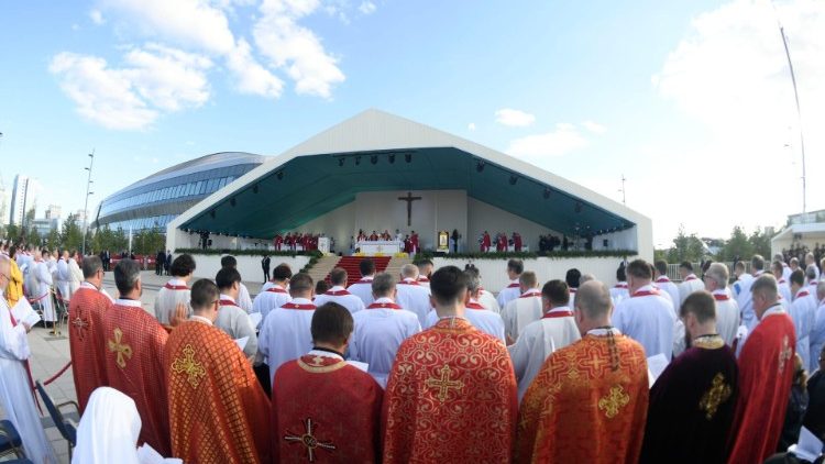 ĐTC chủ tế Thánh lễ Suy tôn Thánh Giá tại Nur-Sultan 
