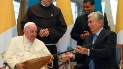 教皇フランシスコ、カザフスタン訪問終了後の送別式でトカエフ大統領と　2022年9月15日　ヌルスルタン国際空港