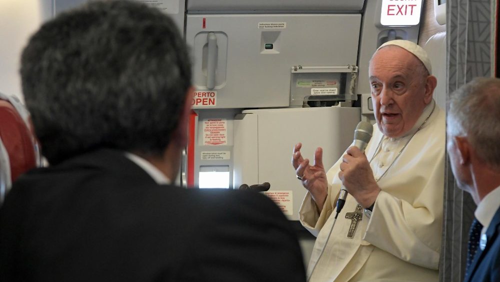 Papa Francesco risponde alle domande dei giornalisti sul volo di ritorno a Roma