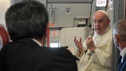 Papa Francesco risponde alle domande dei giornalisti sul volo di ritorno a Roma
