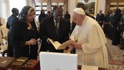 Präsiden Alassane Ouattara und Papst Franziskus