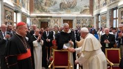 Ferenc pápa a nemzetközi tomista kongresszus résztvevőivel a Kelemen-teremben