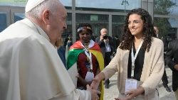 Papež se zdraví s účastníky loňského třetího ročníku celosvětového setkání Františkovy ekonomiky v Assisi