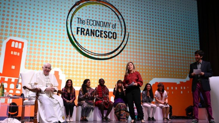 O Papa em meio aos jovens da Economia de Francisco em 24 de setembro de 2022, em Assis