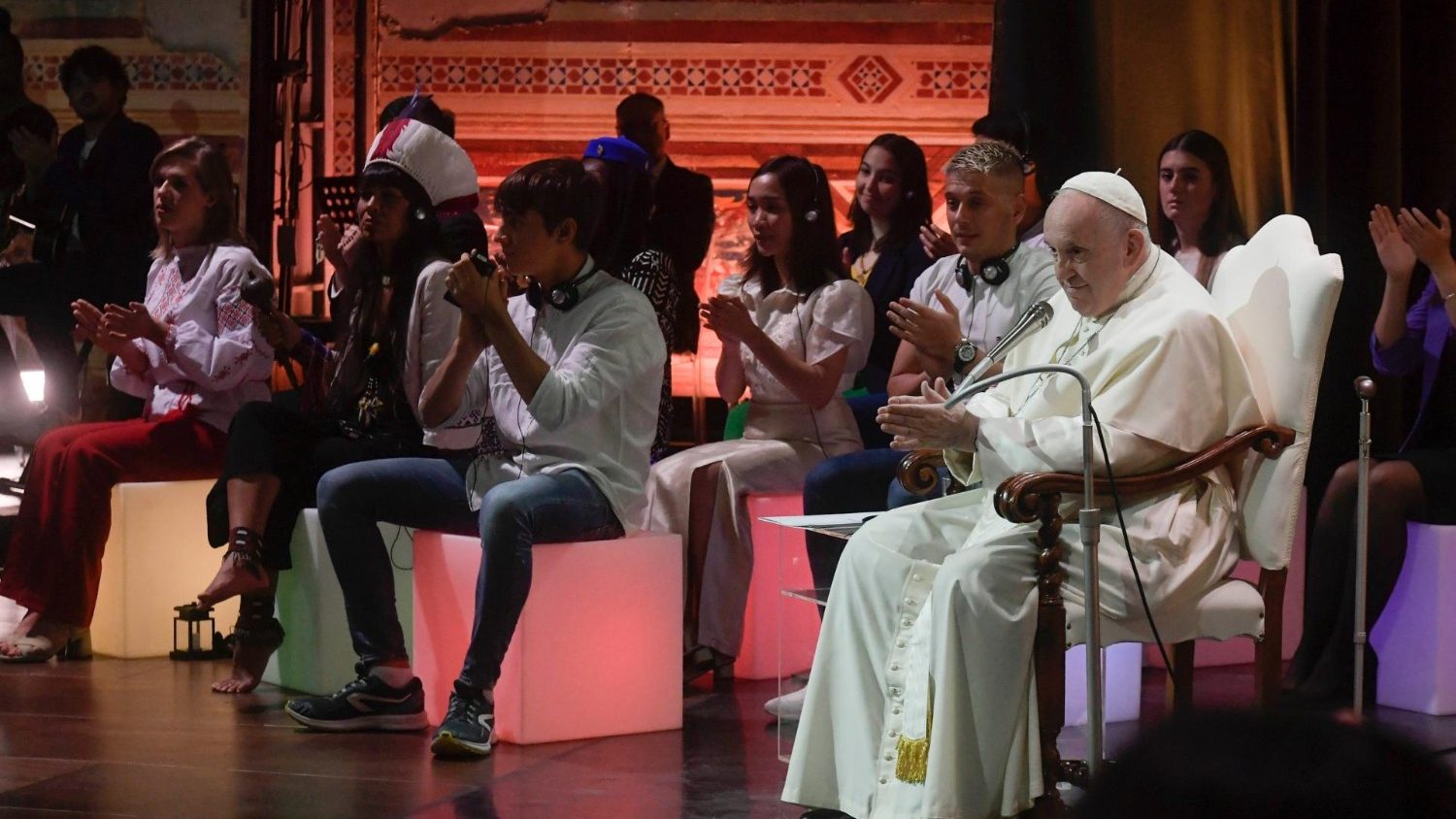 Pope to Economy of Francesco youth: 'Like St. Francis, economy must embrace the poor'