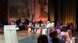 Papa Francesco rivolge un discorso intenso ai giovani di Economy of Francesco