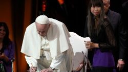 Papež František podepisuje v Assisi na závěr mezinárodního setkání "Františkova ekonomika" s mladými lidmi z celého světa Pakt o křesťanské ekonomice. Lilly Ralyn Satidtanasarn jej podepsala jménem mládeže. 