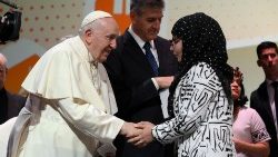 Pápež s utečenkyňou z Afganistanu (Assisi, 24. sept. 2022)