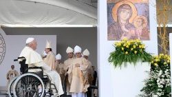 En Matera, el Papa Francisco  preside la Misa conclusiva del XXVII Congreso Eucarístico Nacional y reza a la Virgen María