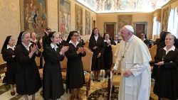 성가정의 카푸친 수녀회 총회 참가자들을 만난 프란치스코 교황