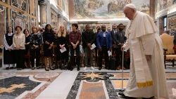 Papež přichází na audienci pro účastníky konference o  uprchlících na Papežské gregoriánské univerzitě