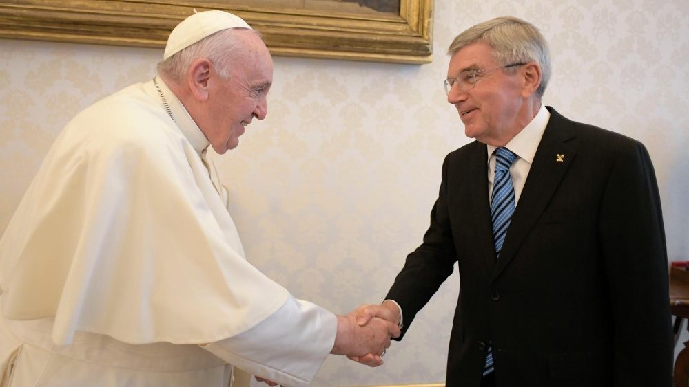 El Papa, con el presidente del COI, Thomas Bach