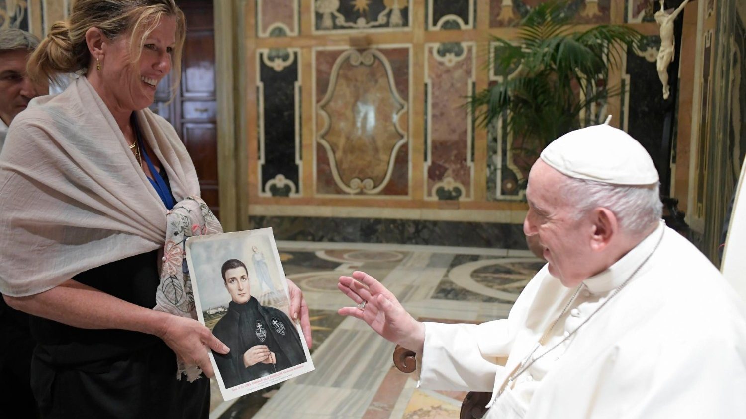 Il Papa: valorizzare "i santi della porta accanto", attenti alle mistificazioni sui social 