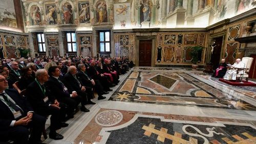 교황청 백주년기념재단(CAPP) 관계자들에게 연설하는 교황