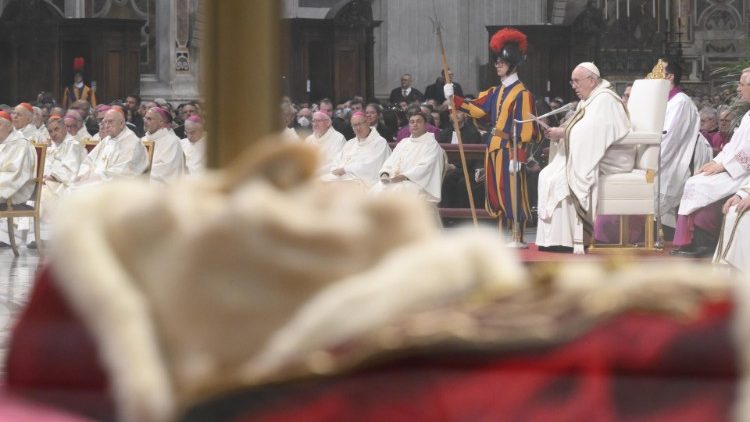 Le Pape François célèbre les 60 ans de l'ouverture du Concile Vatican II près de la dépouille de Saint Jean XXIII.
