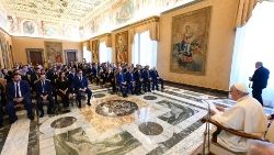 Le Pape François recevant en audience un groupe d'entrepreneurs espagnols, le 17 octobre 2022, au Palais apostolique. 