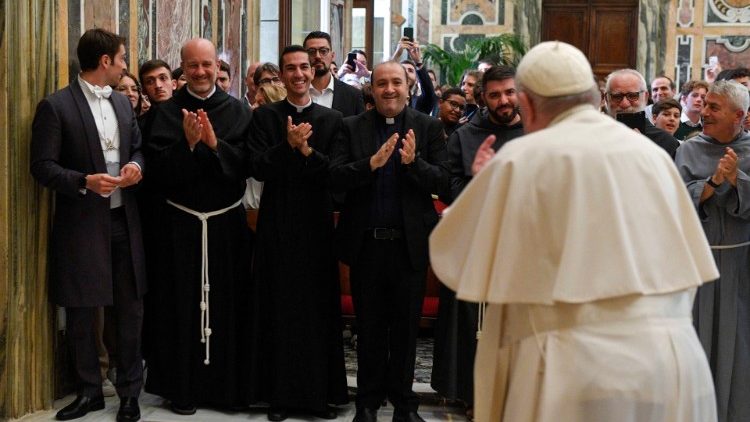 Le Pape François recevant les membres de la communauté italienne Frontiera, en salle Clémentine du Palais apostolique, le 22 octobre 2022. 