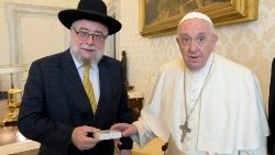CER-Präsident Rabbiner Pinchas Goldschmidt im Oktober 2022 bei einer Begegnung mit Franziskus im Vatikan 