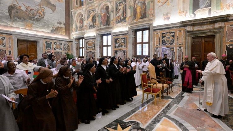 Papa com os sacerdotes, religiosos e religiosas de Madagascar residentes em Roma