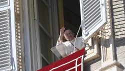 Il Papa saluta i fedeli in Piazza san Pietro all'Angelus di questa domenica