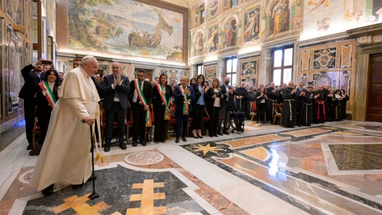教宗接见为纪念亚西西的圣方济各去世800周年系列活动筹备机构大约300名成员