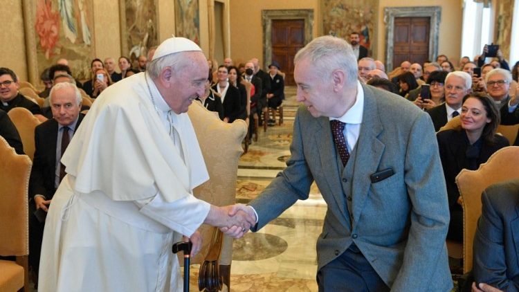 El Papa saluda al presidente de Copercom, Stefano Di Battista 