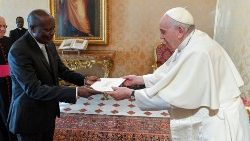 His Excellency Déogratias Ndagano Mangokube presenting his Letters of Credence to the Pope.