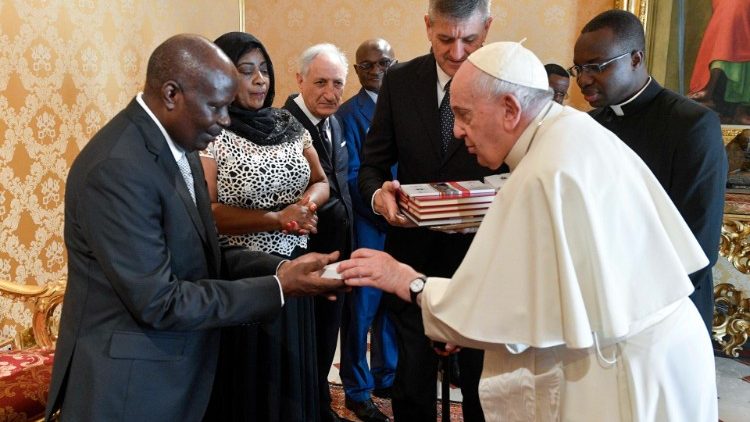 Papa Franjo u razgovoru s veleposlanikom Demokratske Republike Kongo pri Svetoj Stolici (arhivska snimka) (Vatican News)