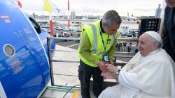 Papež Frančišek običajno poleti na apostolsko potovanje z rimskega letališča Fiumicino.