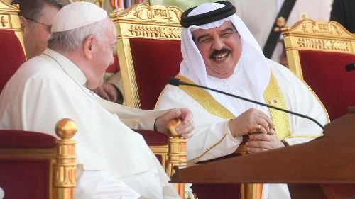 Pope at Bahrain Dialogue Forum: Religious leaders have duty to help humanity