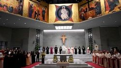 Bahrein, 4 novembre 2022, Cattedrale di Nostra signora d'Arabi ad Awali, incontro ecumenico di preghiera per la pace con Papa Francesco