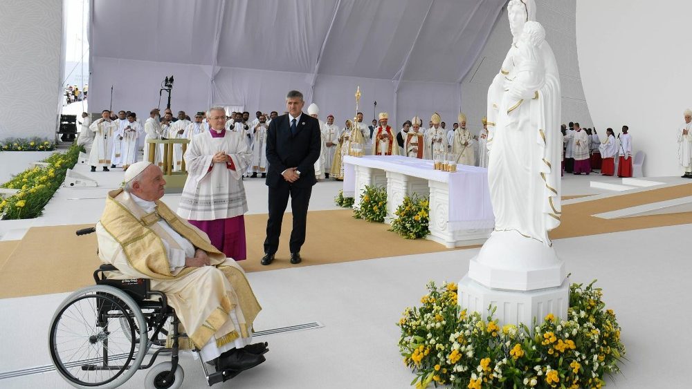 A Missa presidida pelo Papa Francisco no Estádio Nacional do Bahrein, em Awali (Vatican Media)