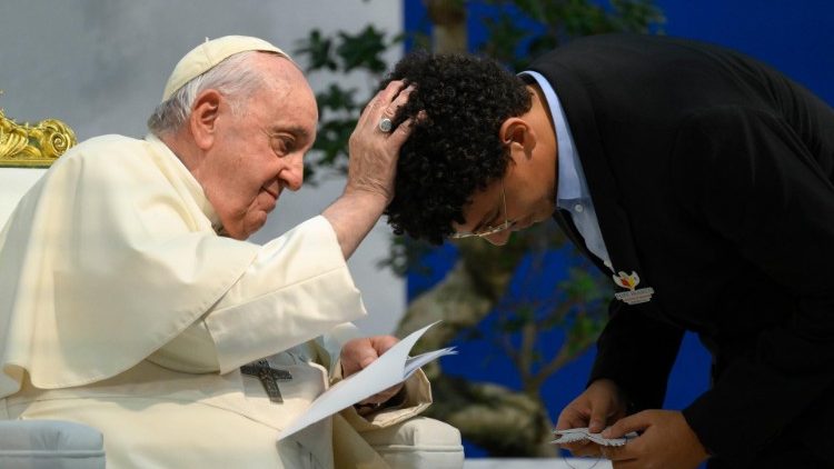 Papież błogosławi jednego z uczestników spotkania
