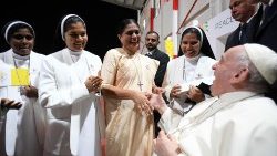 Suor Nirmalini (al centro) incontra Papa Francesco nel suo viaggio apostolico in Bahrein nel novembre 2022